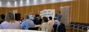 Protest der Bremerhavener Friedensgruppe bei der Deputation für Häfen in Bremerhaven