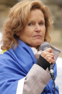 2025-04-19-Oma-HB-gmvIMG 0467-Gegendemonstrantin